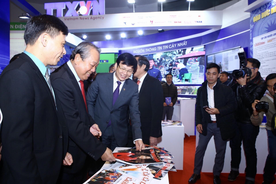 Phó Thủ tướng Thường trực Trương Hòa Bình tham quan gian trưng bày ấn phẩm báo chí của tạp chí Người làm báo và báo Công luận. (Ảnh: Minh Quyết/TTXVN)
