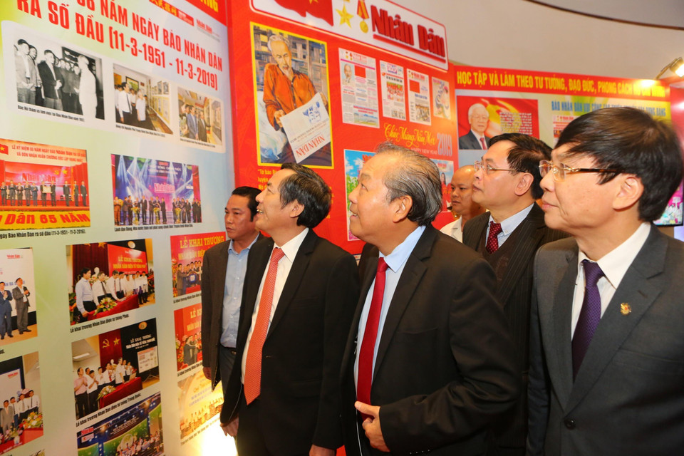 Phó Thủ tướng Thường trực Trương Hòa Bình và các đại biểu tham quan trưng bày ảnh. (Ảnh: Thành Đạt/TTXVN)