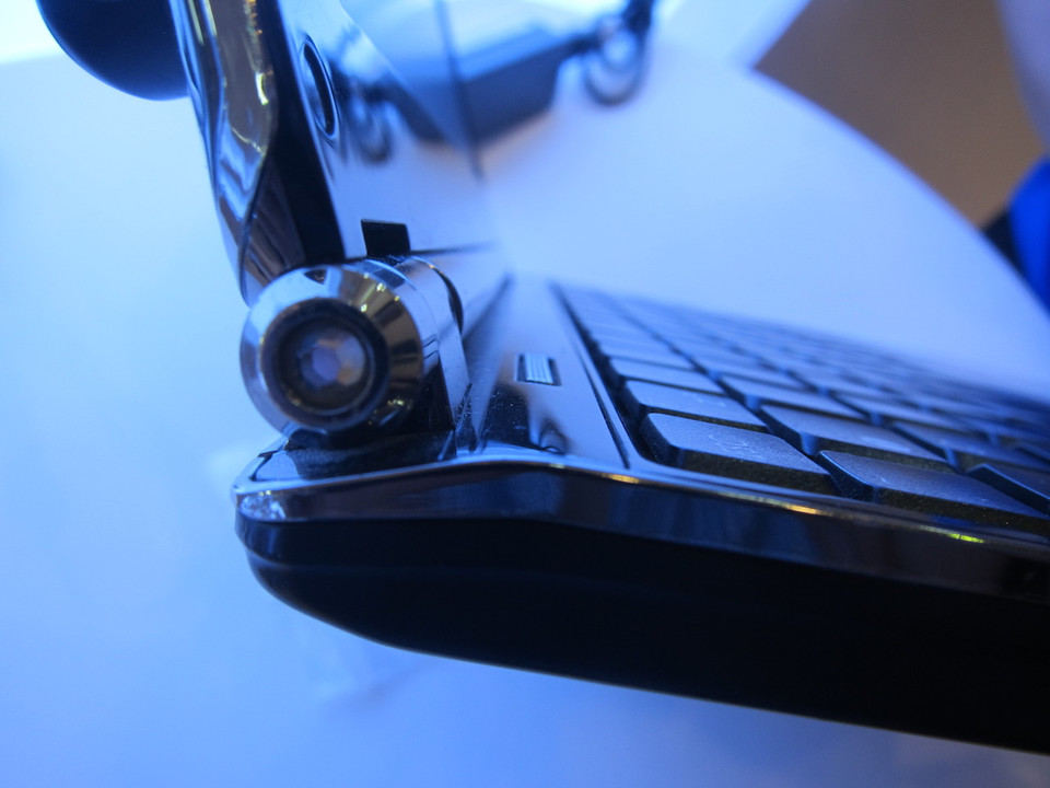 Mẫu netbook khác được ra đời năm 2008, hiện đã ngừng sản xuất có đính pha lê Swarovski ở cạnh máy. (Ảnh: PV/Vietnam+)