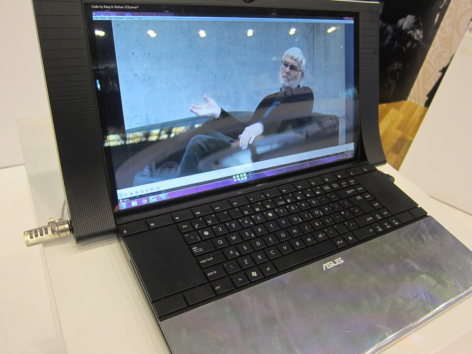 Mẫu ASUS NX90 với màn hình 18,4 inch, 2 dãy loa, 2 touchpad và màn hình xoay được giới thiệu năm 2011. (Ảnh: PV/Vietnam+)