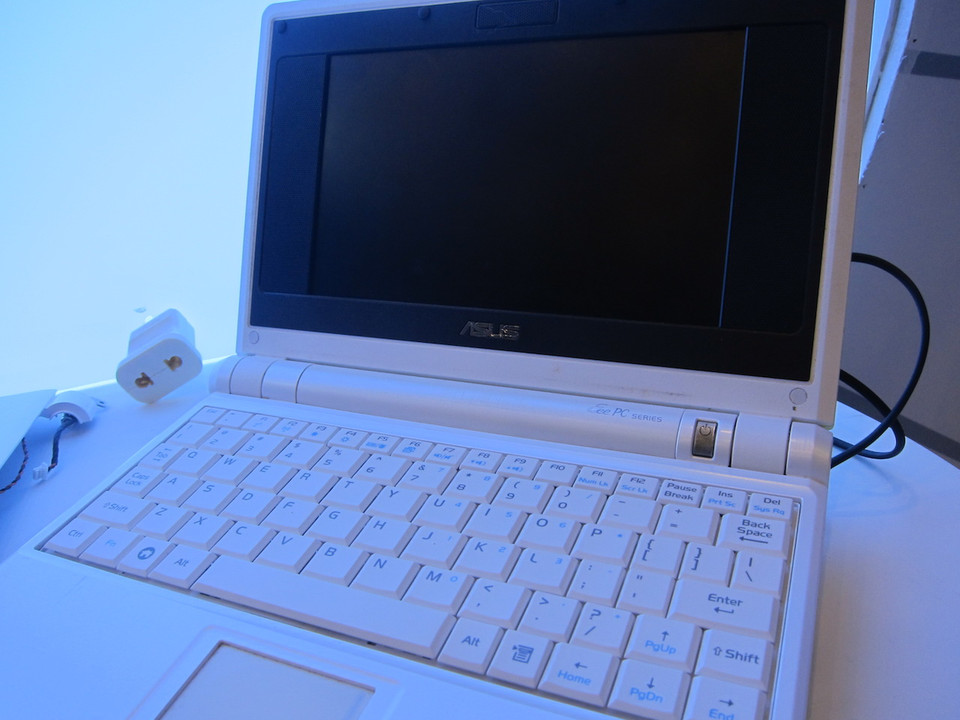 Mẫu ASUS Eee PC 701 xuất hiện năm 2007 với màn hình 7 inch được ASUS giới thiệu là 1 trong những máy đầu tiên dòng netbook. (Ảnh: PV/Vietnam+)