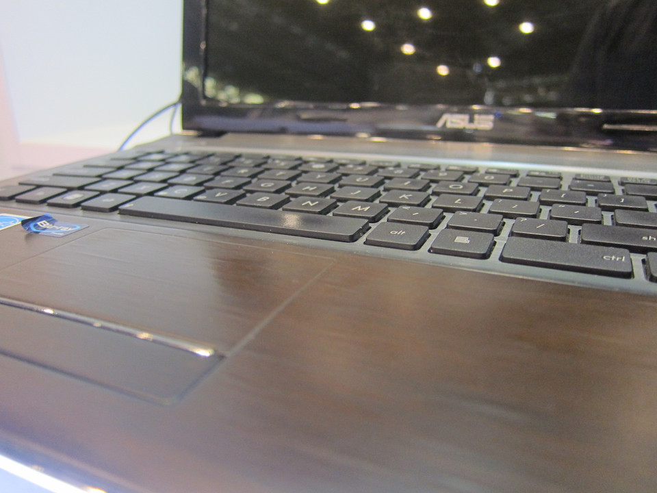 Lớp tre cũng được bọc tại khu vực để tay, quanh touchpad trong các mẫu Bamboo. (Ảnh: PV/Vietnam+)