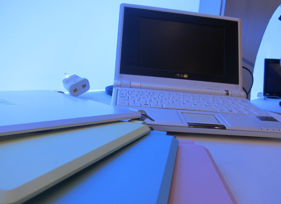 Mẫu netbook của ASUS thời điểm đó đã có khá nhiều màu sắc cho người dùng chọn lựa. (Ảnh: PV/Vietnam+)
