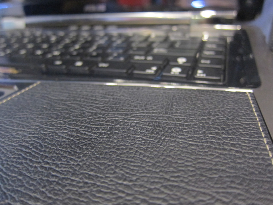 Chiếc ASUS Lamborghini VX khá nổi tiếng vào những năm 2009 với phần da trong máy được giới thiệu là dùng để bọc vôlăng trong những chiếc Lamborghini. (Ảnh: PV/Vietnam+)