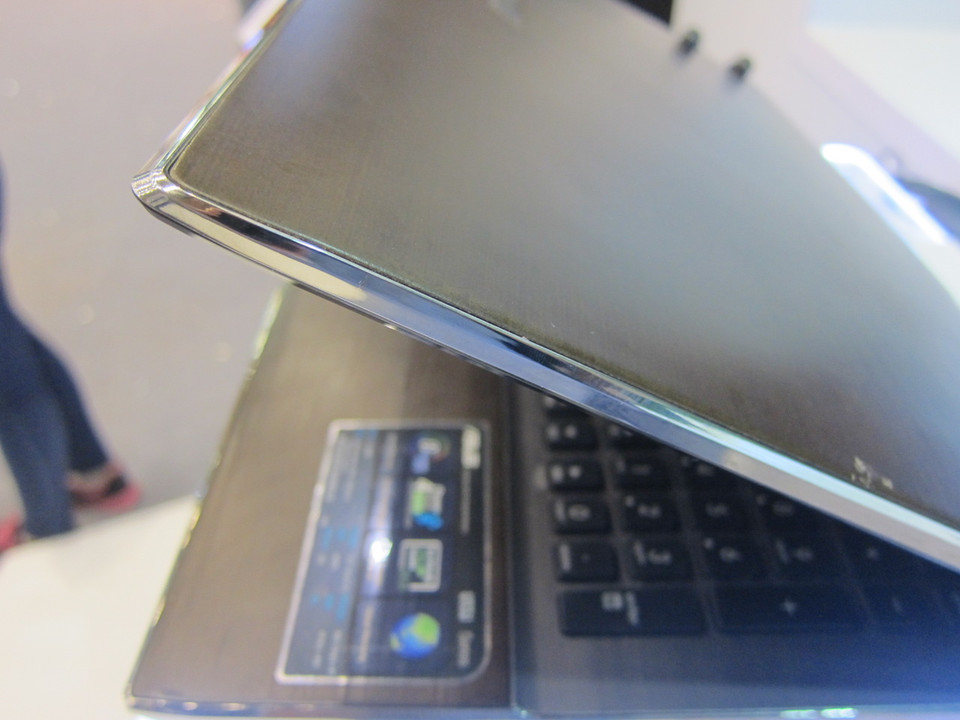 Laptop ASUS Bamboo ra đời năm 2008 với lớp vỏ tre là một trong những mẫu lạ mắt nhất thời điểm đó. (Ảnh: PV/Vietnam+)