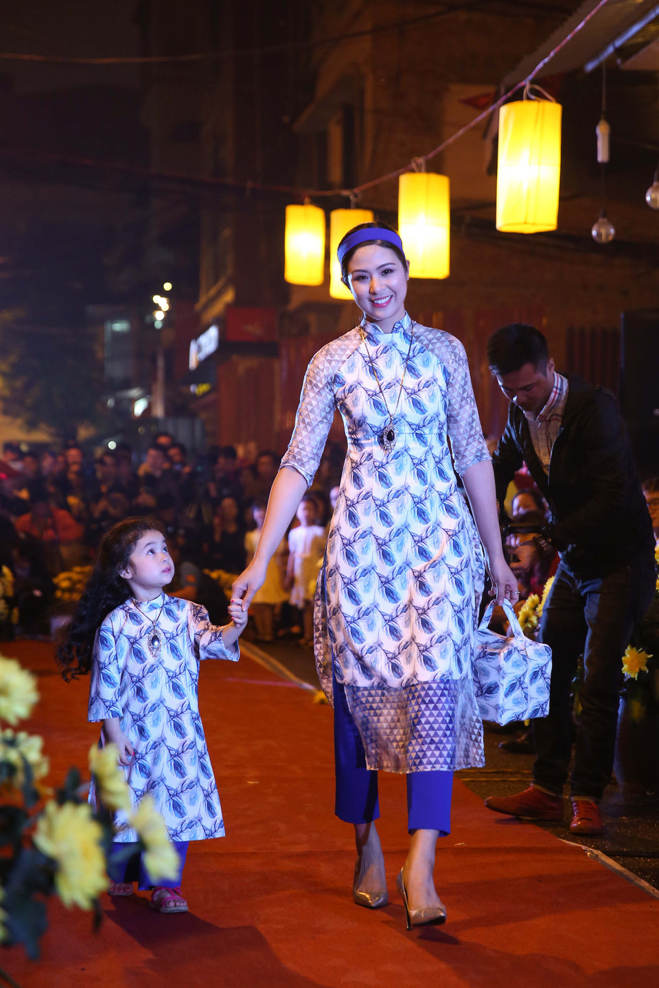 Nét ngây thơ của dàn mẫu nhí đã khiến cho buổi trình diễn vô cũng ấn tượng. (Ảnh: Ngọc Tùng/Vietnam+)