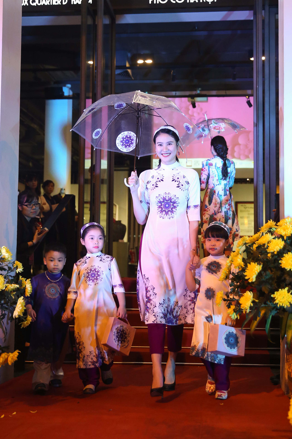 Nhà thiết kế - Hoa hậu Ngọc Hân mang đến bộ sưu tập áo dài ‘Con công’ với 20 mẫu dành cho cả mẹ và bé. (Ảnh: Ngọc Tùng/Vietnam+)