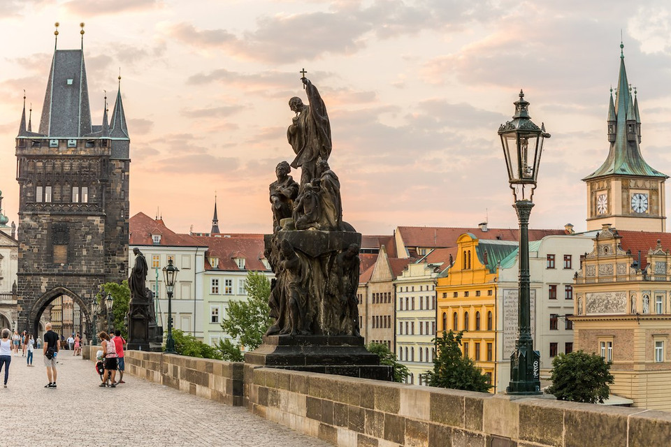 Prague (Cộng hòa Séc): 'Nếu ví những thành phố của châu Âu là một chiếc vòng đeo cổ, thì Prague hẳn phải là viên kim cương nằm giữa chuỗi ngọc.' Prague là thủ đô của Cộng hòa Czech – một trong những thành phố du lịch nổi tiếng nhất ở châu Âu. Du lịch Prague bạn sẽ được chiêm ngưỡng những lâu đài tuyệt đẹp, những bảo tàng có kiến trúc ấn tượng và khám phá nền ẩm thực cũng như con người nơi đây. 