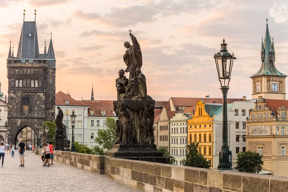 Prague (Cộng hòa Séc): 'Nếu ví những thành phố của châu Âu là một chiếc vòng đeo cổ, thì Prague hẳn phải là viên kim cương nằm giữa chuỗi ngọc.' Prague là thủ đô của Cộng hòa Czech – một trong những thành phố du lịch nổi tiếng nhất ở châu Âu. Du lịch Prague bạn sẽ được chiêm ngưỡng những lâu đài tuyệt đẹp, những bảo tàng có kiến trúc ấn tượng và khám phá nền ẩm thực cũng như con người nơi đây. 