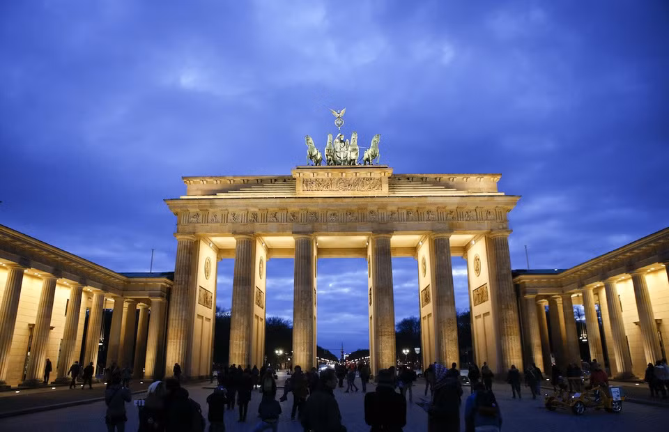 Berlin (Đức): Berlin, thủ đô nước Đức, là một trong những thành phố lớn nhất ở châu Âu. Không chỉ nổi tiếng với những thắng cảnh độc đáo, những lâu đài nguy nga tráng lệ và còn bởi những di tích lịch sử đáng trân trọng cũng như những kho tàng di sản văn hóa của nhân loại. 