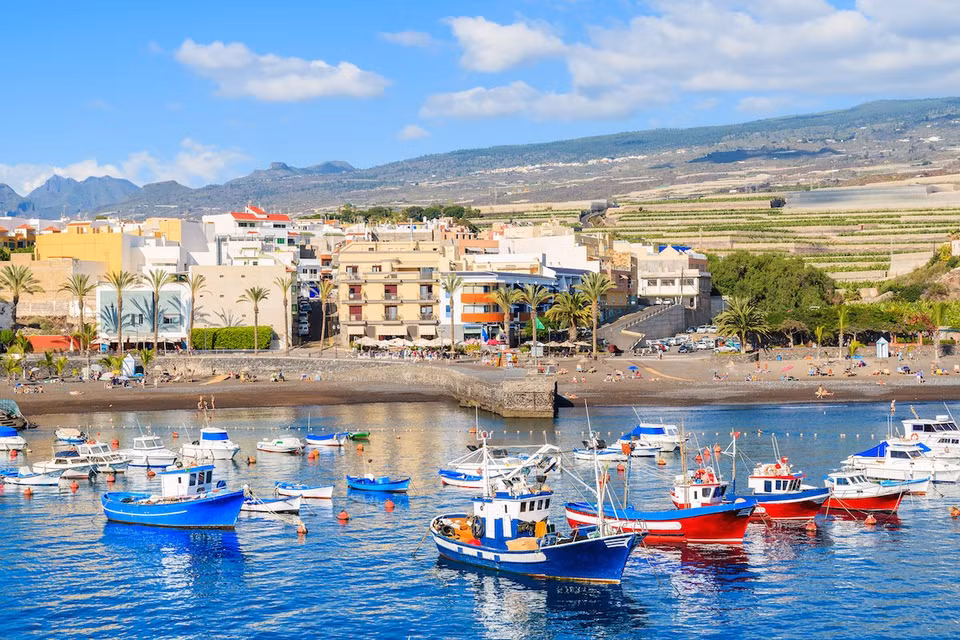 Tenerife (Tây Ban Nha): Tenerife là hòn đảo lớn nhất của quần đảo Canary ở Đại Tây Dương, cách lục địa Phi Châu. Tenerife có phong cảnh thiên nhiên hoang dã, thời tiết ấm áp quanh năm nên rất thu hút khách du lịch khắp nơi trên thế giới. Dù bạn đi du lịch một mình, với gia đình hay bạn bè thì Tenerife là điểm du lịch lý tưởng cho một chuyến đi hoàn hảo. Đảo Tenerife được mệnh danh 'Mùa Thu vĩnh cửu' thu hút bạn ngay từ lần đầu đặt chân đến đây.