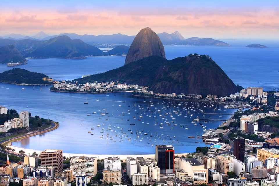 Rio De Janeiro (Brazil): Đây là thành phố của những lễ hội Carnival lớn nhất hành tinh – một trong những điểm đến mà bạn không thể bỏ qua khi du lịch Brazil. Với cảnh sắc thiên nhiên tuyệt đẹp, Rio de Janeiro còn nổi tiếng với bức tượng Chúa Jesu sừng sững trên ngọn núi Corcovado, bãi biển Copacabana xinh đẹp, sân vận động Maracana huyền thoại cùng những vũ điệu Samba cuồng nhiệt, đầy lôi cuốn du khách… Ẩm thực Rio de Janeiro khá phong phú và độc đáo. Ngoài những món ăn truyền thống, đây còn là nơi tổng hòa của nhiều nền ẩm thực nổi tiếng thế giới như Nhật Bản, Chile, Tây Ban Nha, Châu Âu và một số nước châu Mỹ… Thậm chí, bạn còn có thể tìm thấy những món ăn đậm chất Việt Nam như phở, gỏi cuốn, cá kho. 