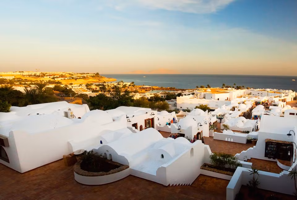 Sharm el-Sheikh (Ai Cập): Sharm el Sheik điểm du lịch nổi tiếng ở Ai Cập, và là khu nghỉ dưỡng ấn tượng bậc nhất ở Ai Cập với dòng nước trong xanh, ấm áp cùng dải biển rộng mát và những rạn san hô đẹp ngút ngàn.