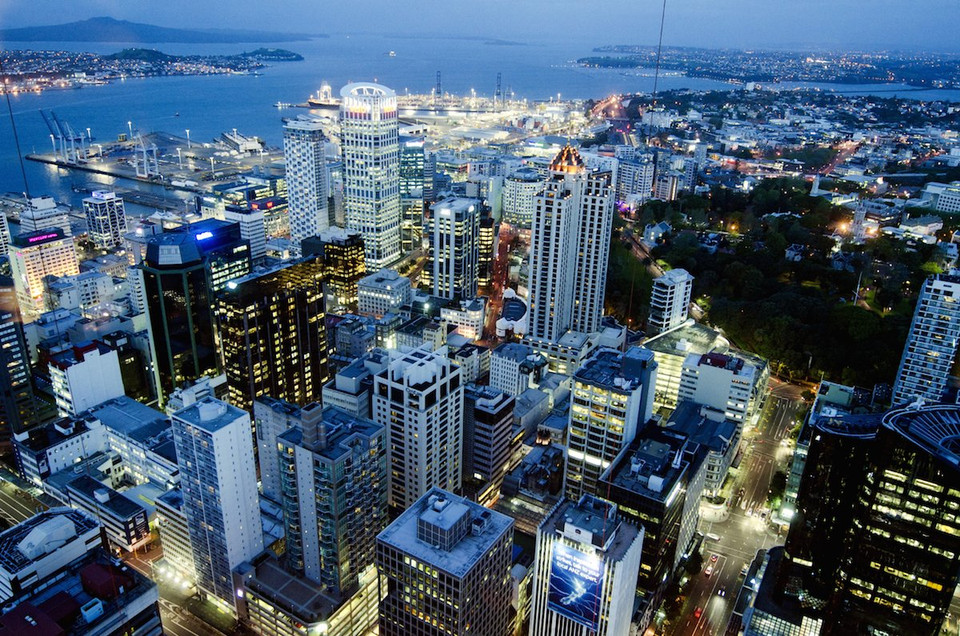 Auckland (New Zealand): Auckland được biết đến như một thành phố đông dân và đa dạng văn hóa nhất của quốc đảo New Zealand. Được mệnh danh là thành phố của những cánh buồm, Auckland vừa mang dáng vẻ hiện đại của kiến trúc Châu Âu, lại vừa mang nét hoang sơ, cổ điển của đồi núi, rừng rậm và các bãi biển lớn nhỏ. Đến với Auckland, du khách không thể bỏ qua những danh thắng nổi tiếng như bến cảng Waitemata Harbour với đủ loại thuyền buồm cập bến hay những hang động kỳ lạ do nham thạch núi lửa tạo thành tại đảo Rangitoto.