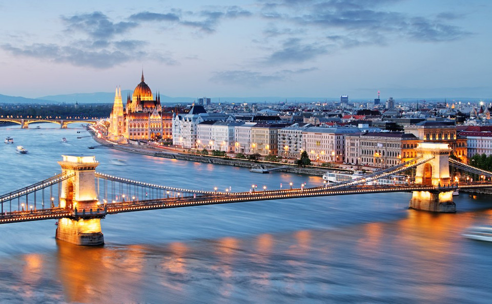 Budapest (Hungary): Thành phố cổ kính này của Hungary được mệnh danh là viên ngọc xanh của dòng sông Danube. Thành phố được chia làm hai nửa Buda và Pest nằm hai bên bờ sông Danube, nhờ đó mà Budapest được 'trang điểm' bởi những cây cầu rất đẹp bắc qua sông. Mỗi cây cầu là một câu chuyện lịch sử, một phong cách, một tâm hồn riêng thu hút du khách ngay lần đầu ghé thăm. Hungary có mức thu nhập bình quân đầu người tương đối thấp so với các nước Tây Âu nên du khách tới đây có thể hưởng những dịch vụ xa xỉ mà không tốn kém. 