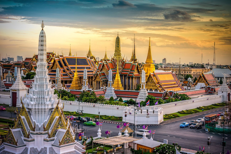 Bangkok (Thái Lan): Bangkok còn được biết đến với cái tên 'Thành phố Thiên Thần' theo tiếng Thái là Krungthep. Du khách từ khắp nơi trên thế giới đến 'Thành phố Thiên Thần' này đều thích thả bộ hoặc đi thuyền trên sống để tự mình chiêm ngưỡng nét đẹp, văn hoá, truyền thống và lịch sử ở đây. Cung Điện Hoàng Gia Thái Lan, Toà nhà Thiên đường, Lâu đài Suan Pakkard hay Chùa Phra Kaeo là những điểm đến không thể bỏ qua khi bạn đến Bangkok. 
