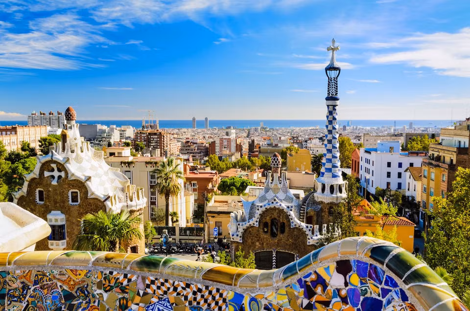  Barcelona (Tây Ban Nha): Barcelona được bình chọn là một trong 10 thành phố đẹp nhất thế giới và cũng là nơi thu hút khách du lịch nhiều nhất Tây Ban Nha. Với những công trình kiến trúc độc đáo và các bảo tàng có giá trị lịch sử thế giới, Barcelona là điểm đến vô cùng lý tưởng cho du khách năm châu. 