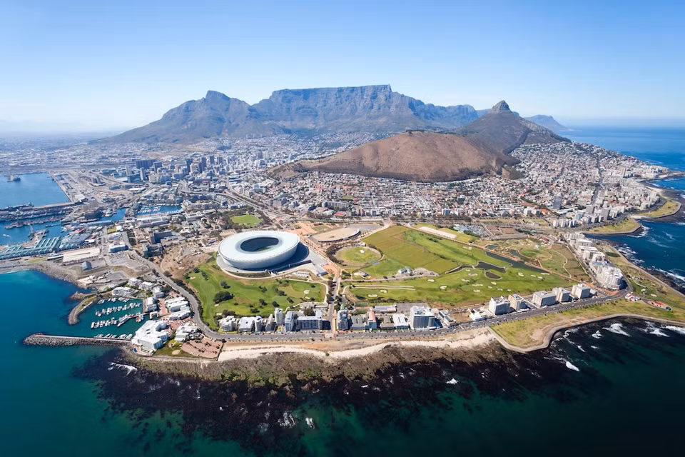 Cape Town (Nam Phi): Cape Town được mệnh danh là thành phố du lịch thú vị nhất Nam Phi. Nơi đây nổi tiếng với cảng biển lớn và cảnh quan thiên nhiên hấp dẫn. Người dân Cape Town yêu thành phố này và việc tranh thủ mọi cơ hội để tận hưởng những hoạt động giải trí ngoài trời là một cách để họ bày tỏ tình yêu đó. 