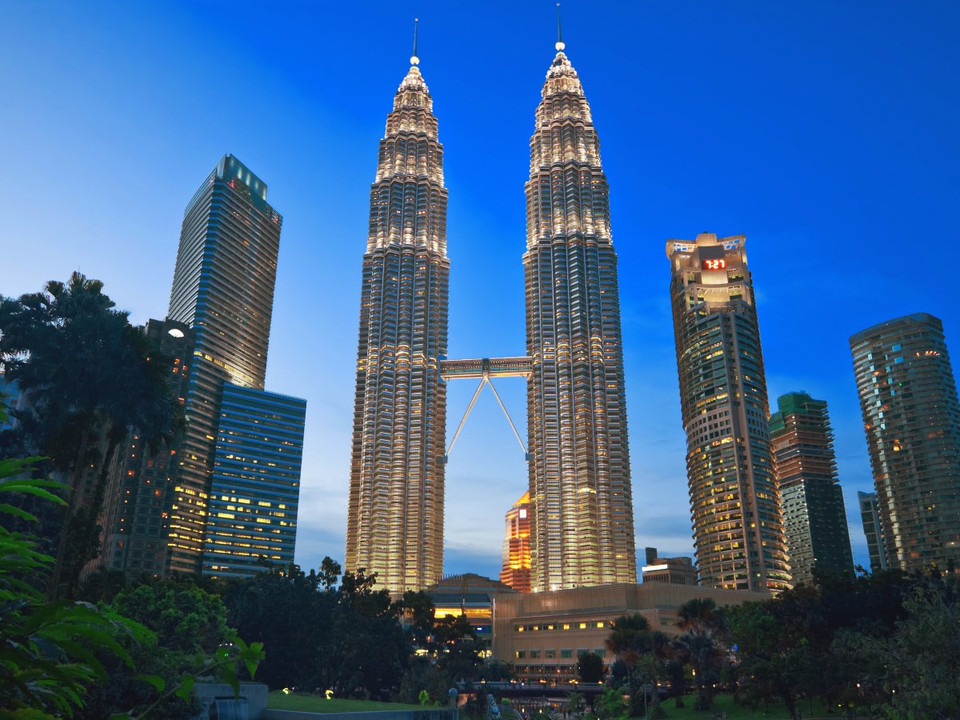 Kuala Lumpur (Malaysia): ​Thành phố hiện đại nhưng vẫn mang nét quyến rũ lãng mạn của khung cảnh phương Đông, nơi sở hữu một nền văn hóa đặc sắc giao thoa giữa nhiều dân tộc trên thế giới như Trung Hoa, Malaysia, Ấn Độ, Thái, Indonesia, Sikh… Vì vậy, nơi đây là địa điểm thường xuyên diễn ra những lễ hội truyền thống, những buổi trình diễn văn hóa nghệ thuật hấp dẫn và những lễ hội ẩm thực độc đáo đa dạng. Không chỉ vậy, du khách còn có thể thỏa sức mua sắm trong những mùa giảm giá cực lớn dành cho du khách. 