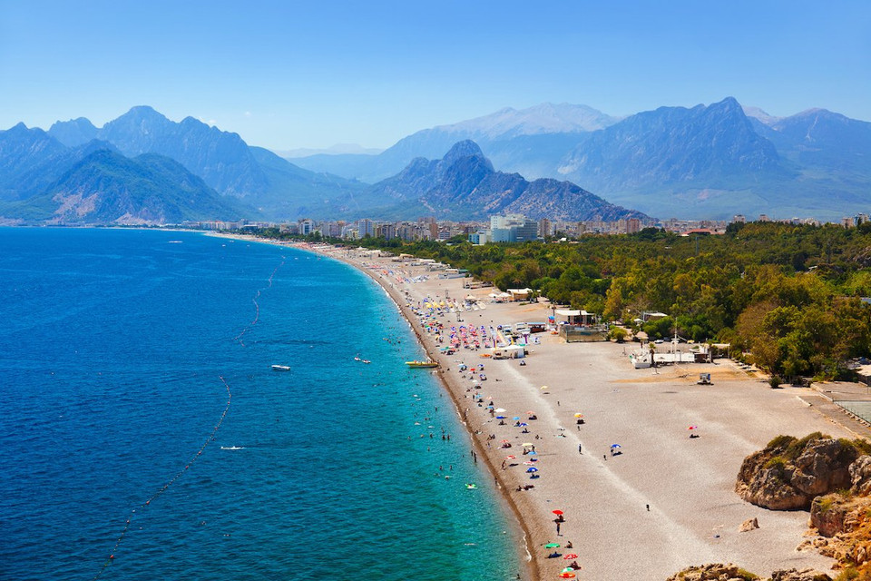 Antalya (Thổ Nhĩ Kỳ): Antalya là một trong những thành phố phát triển mạnh mẽ của Thổ Nhĩ Kỳ. Du lịch ở Antalya là sự pha trộn tuyệt vời giữa tận hưởng bờ biển đầy nắng và khám phá văn hóa. 