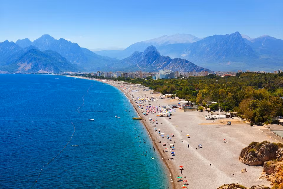 Antalya (Thổ Nhĩ Kỳ): Antalya là một trong những thành phố phát triển mạnh mẽ của Thổ Nhĩ Kỳ. Du lịch ở Antalya là sự pha trộn tuyệt vời giữa tận hưởng bờ biển đầy nắng và khám phá văn hóa. 