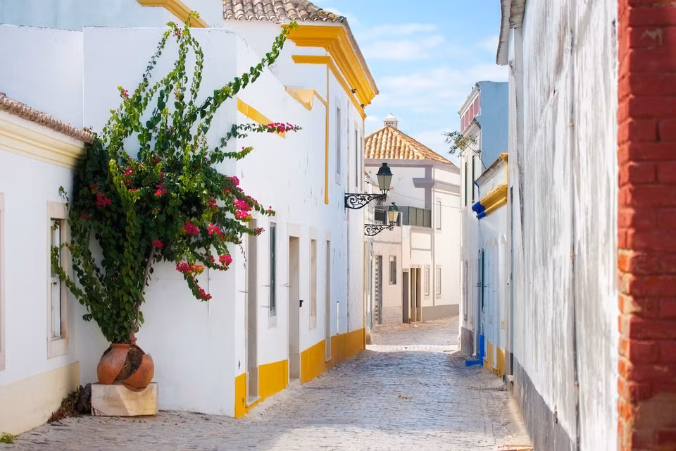 Faro (Bồ Đào Nha):Faro ở miền Nam Bồ Đào Nha là một thành phố lớn để hấp thụ khí quyển của Algrave. 