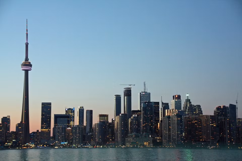 Toronto (Canada): Thành phố Toronto, Canada được coi là một thành phố năng động của Bắc Mỹ. Không chỉ sầm uất về nền kinh tế, Toronto còn là một địa điểm du lịch thu hút đông đảo du khách thế giới tham quan. Để gây ấn tượng với khách du lịch ngay từ đầu, chính quyền Canada đã quyết định tu sửa lại đoạn đường tàu điện ngầm ở Toronto. Kết quả ngoài ý muốn của các nhà chức trách là đường tàu điện ngầm Toronto đã trở thành một trong những bảo tàng nghệ thuật hút khách nhất thành phố. Du khách cũng có thể hướng ra ngoài trung tâm thành phố và thuê thuyền du ngoạn các đảo nhỏ gần Toronto. Từ các du thuyền này, bạn có thể ngắm nhìn thành phố lớn nhất Canada và biểu tượng của nó: tháp truyền hình Toronto. 