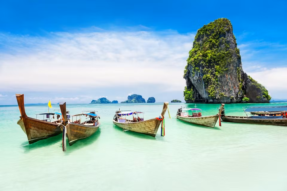 Phuket (Thái Lan): Tham quan hòn đảo nhiệt đới Phuket xinh đẹp là một trong những địa điểm du lịch du khách không thể bỏ sót khi du lịch Thái Lan. Du lịch Phuket, du khách sẽ được chiêm ngưỡng không chỉ biển xanh, cát trắng và sự sôi động mà văn hóa ẩm thực cũng rất đáng để khám phá. 