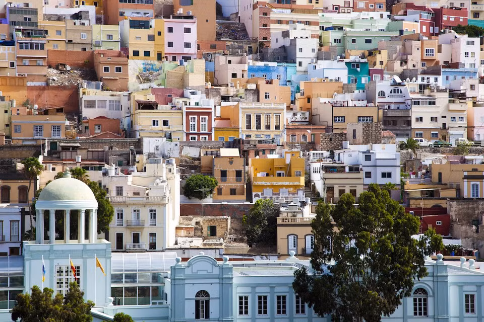 Đảo Gran Canaria (Tây Ban Nha): Là đảo lớn thứ ba thuộc Quần đảo Canary, ở Gran Canaria hội tụ đủ mọi thứ từ những bãi biển hoang sơ, những ngôi làng quét vôi trắng xóa và những nhà thờ tuyệt đẹp. Dù mục đích của du khách là tìm kiếm niềm vui và sự thư thái trong một khu nghỉ mát bãi biển, thử thách mạo hiểm qua hoạt động leo lên những ngọn núi lửa tuyệt đẹp hay tham quan tìm hiểu bản sắc văn hóa nơi các thị trấn truyền thống, Gran Canaria cũng sẽ không làm du khách thất vọng. 