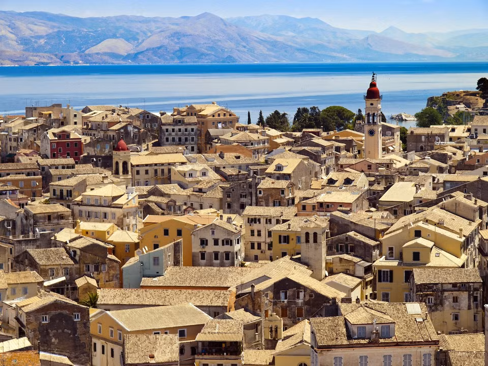 Corfu (Hy Lạp): Corfu là đảo lớn thứ nhì của Hy Lạp trong vùng biển Ionian. Đảo này hình lưỡi liềm, núi đồi đá vôi, cảnh vật núi rừng và biển nhìn từ trên đồi cao rất đẹp. Vì có nhiều thành quách bao quanh thủ phủ Corfu, nên chính phủ Hy Lạp đã đặt tên thành này là 'Thành phố pháo đài.' Đảo Corfu thuộc Hy Lạp mấy ngàn năm trước, gắn bó với Hy Lạp qua các câu chuyện thần thoại do Homère kể lại. Theo Homère, đảo này là nơi Thần biển cả Poseidon xây tổ uyên ương với người tình của ông. 