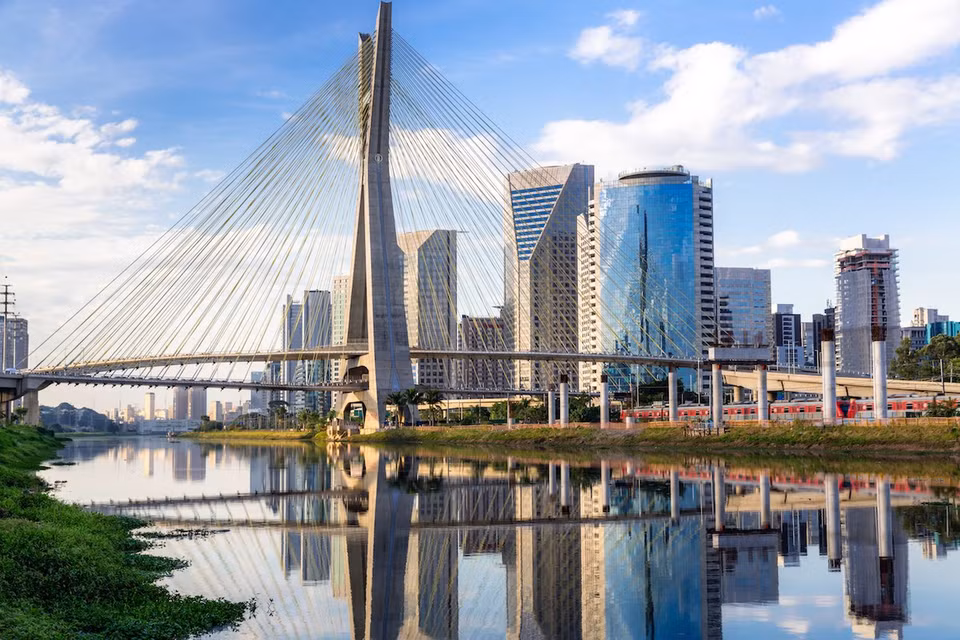 Sao Paulo (Brazil): Đây là thành phố đông dân nhất Brazil có tới hơn 100 sắc tộc cùng sinh sống tạo ra bầu không khí sôi động, một điểm đến không thể bỏ qua cho du khách khi tới thăm đất nước của môn bóng đá và vũ điệu samba. Sao Paulo còn được biết đến với những tên gọi khác như 'Sampa' hay 'Cidade da Garoa' nổi tiếng vì kiến trúc độc đáo, số lượng các máy bay trực thăng thuộc sở hữu cá nhân nhiều nhất thế giới, nghệ thuật ẩm thực đa dạng, các tòa nhà chọc trời. 