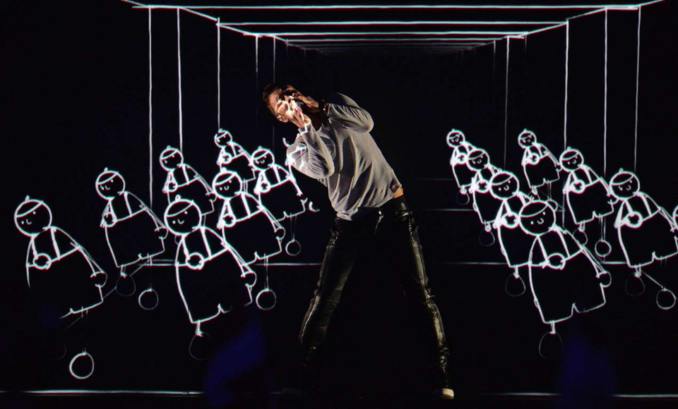 Mans Zelmerlow (Thụy Điển) trình diễn cá khúc 'Những người hùng.' (Nguồn: AP)