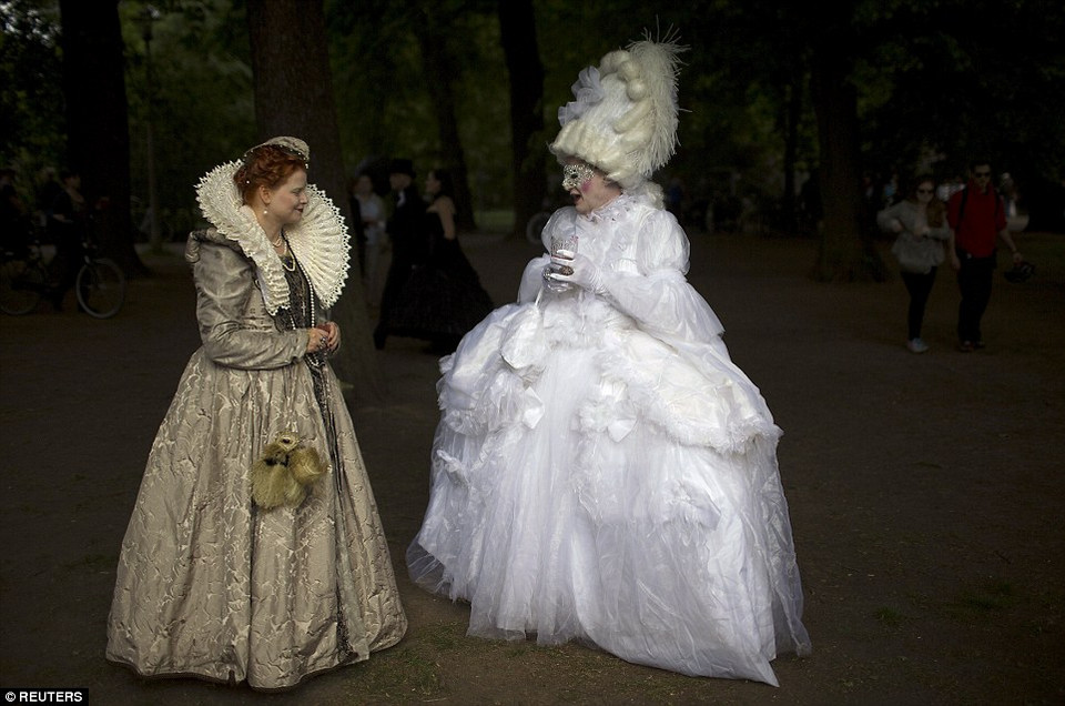 Những trang phục lộng lẫy trông như quý tộc Victoria hay giả trang thành Casanova từ thời phục hưng Italy. (Nguồn: dailymail.co.uk)