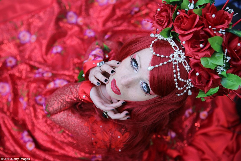 Người tham gia sẽ phải mất nhiều tháng để chuẩn bị các bộ trang phục từ ác quỷ bóng tối tới những bộ quần áo lộng lẫy xinh đẹp. (Nguồn: dailymail.co.uk)