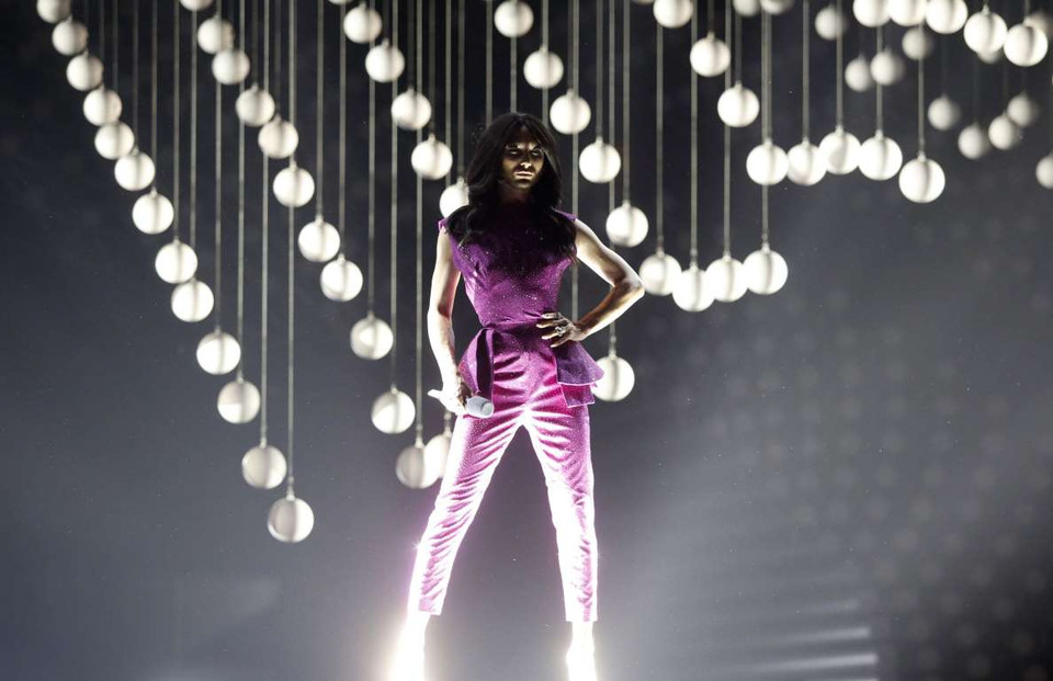 Người chiến thắng của cuộc thi năm ngoái Conchita Wurst. (Nguồn: AFP)