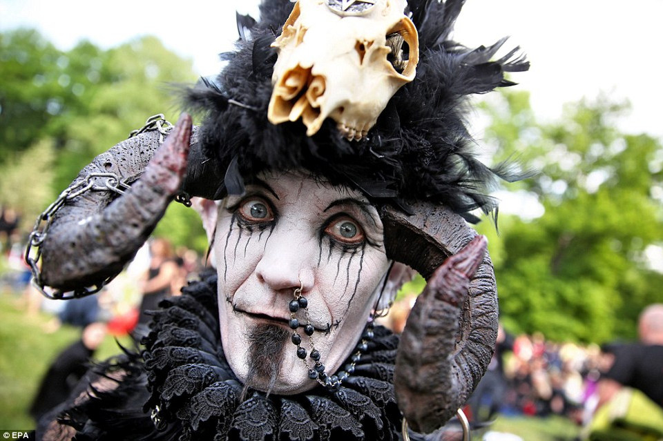 Văn hóa Gothic không tồn tại từ 'kỳ dị,' bởi nó được biết tới như văn hóa của bóng đêm. (Nguồn: dailymail.co.uk)