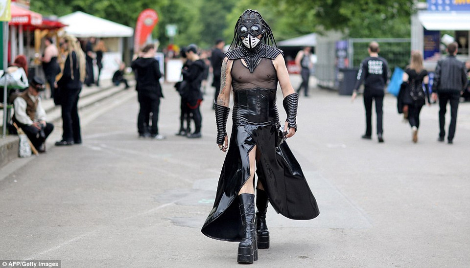 Trong suốt những ngày cuối tuần ở Whitsun, Leipzig đón chào khoảng 20.000 người tôn thờ bóng tối đến từ trên khắp thế giới. (Nguồn: Dailymail.co.uk)