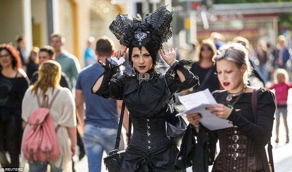 Những người tới tham gia lễ hội cùng với các cư dân thành phố đang tận hưởng kỳ nghỉ lễ cuối tuần đều tham gia vào lễ hội khi nó diễn ra ở đây. (Nguồn: dailymail.co.uk)