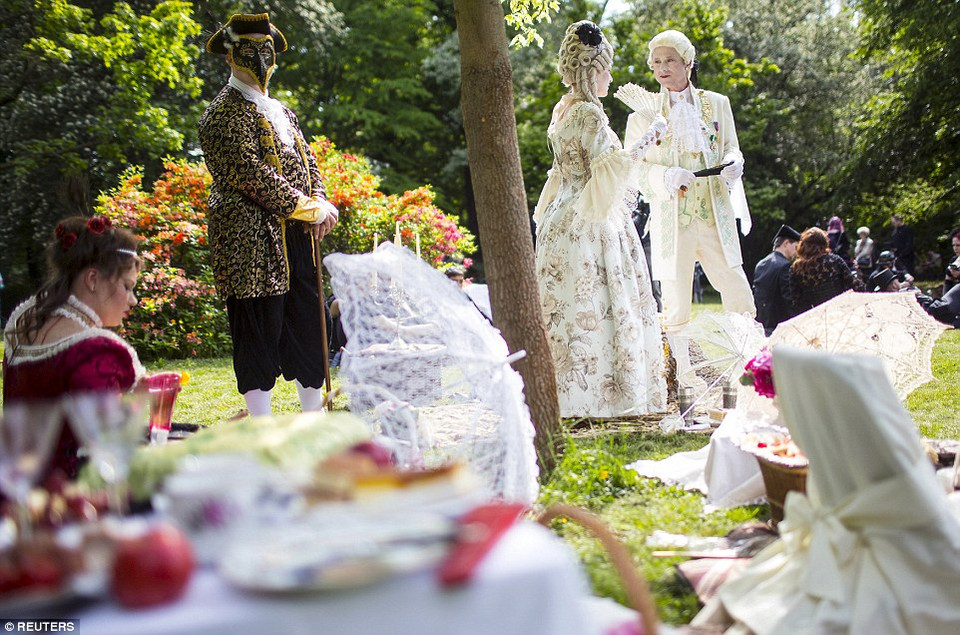 Những thành viên này hóa trang giống các bậc quý tộc tôn thờ chủ nghĩa khoái lạc từ Italy. (Nguồn: dailymail.co.uk)