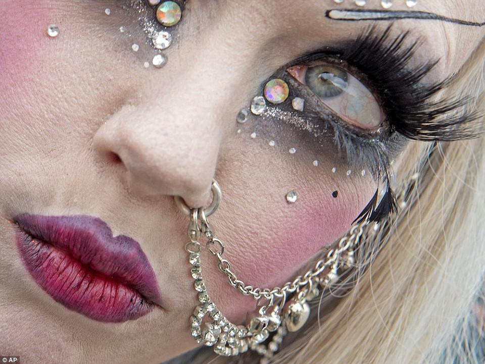 Những người này không tiếc tiền khi đầu tư trang trí cho bản thân tham gia sự kiện lớn nhất theo lịch của Gothic. (Nguồn: dailymail.co.uk)