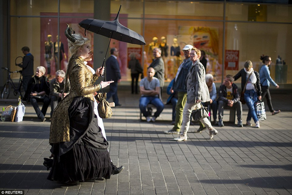 Người qua đường nhìn quan sát các thành viên của lễ hội đang đi ở Leipzig. (Nguồn: dailymail.co.uk)