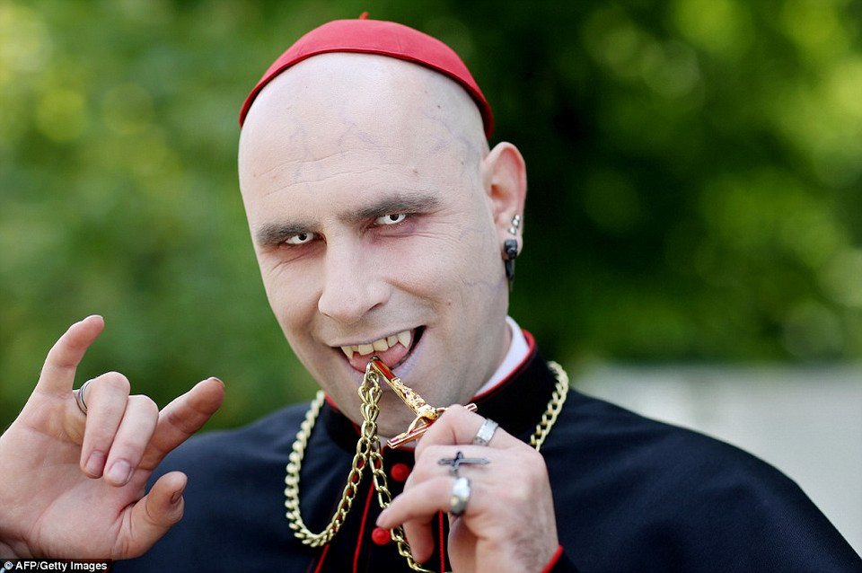 Tới vì tôn giáo: Rất nhiều người quay lại đây hàng năm và chọn cho mình trang phục bóng tối theo phong cách hiện đại. (Nguồn: Dailymail.co.uk)