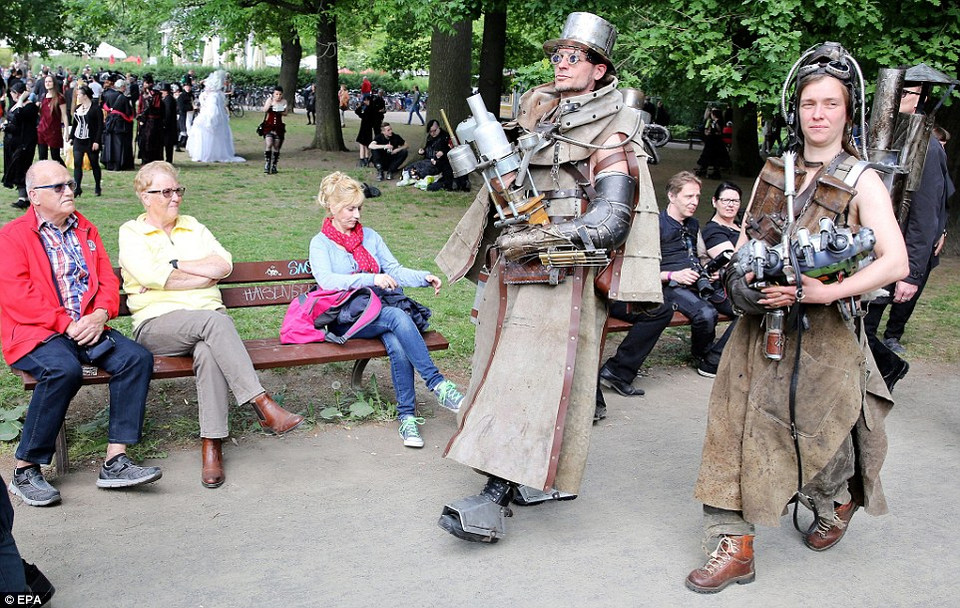 Những vị khách mặc trang phục phong cách hơi nước được kết hợp giữa công nghệ và thẩm mỹ công nghiệp lấy cảm hứng từ những cỗ máy hơi nước thế kỷ 19. (Nguồn: dailymail.co.uk)