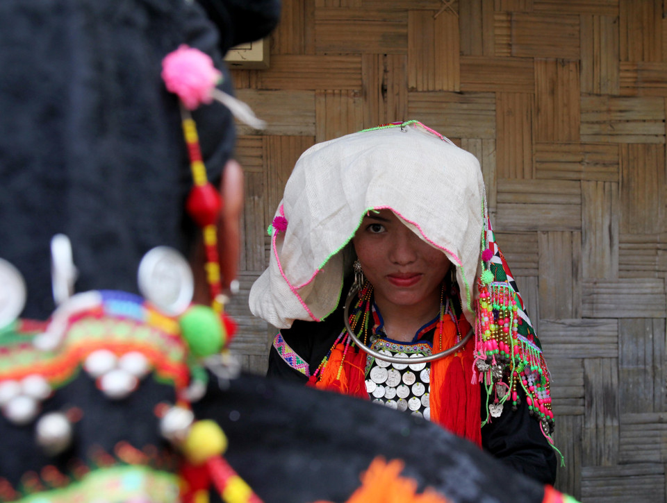 Vẻ mặt tươi tắn của cô dâu trước khi làm lễ gia tiên. (Ảnh: Nhóm PV)