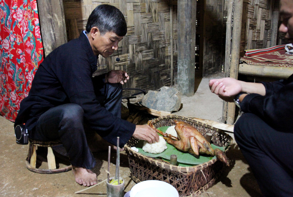 Lúc này trưởng tộc ngồi nơi bếp thiêng, ở trong nhà sẽ làm lễ thông báo với tổ tiên việc gia đình sẽ có thêm thành viên mới. (Ảnh: Nhóm PV)