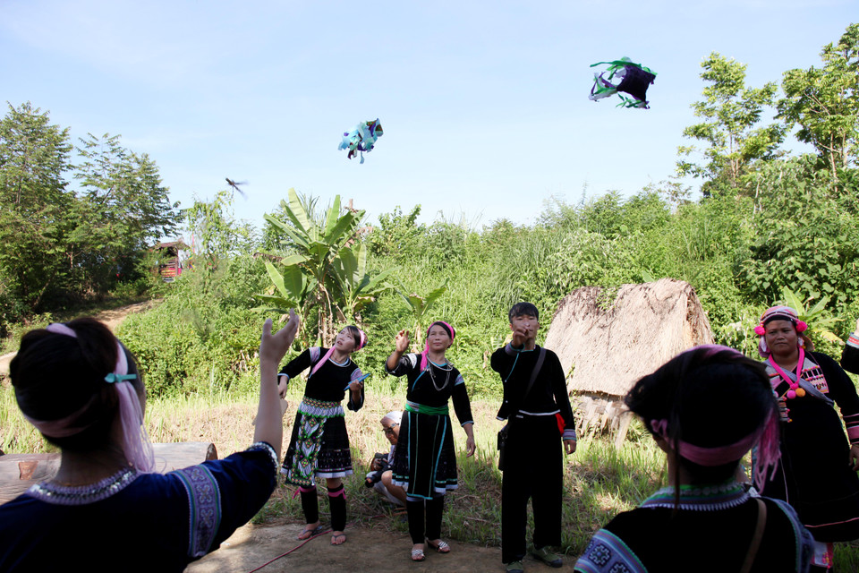 Trước khi lễ cưới chính thức bắt đầu, dân làng tới chung vui đã được tham dự vào các trò chơi dân gian như ném cầu, đi cà kheo… (Ảnh: Nhóm PV)
