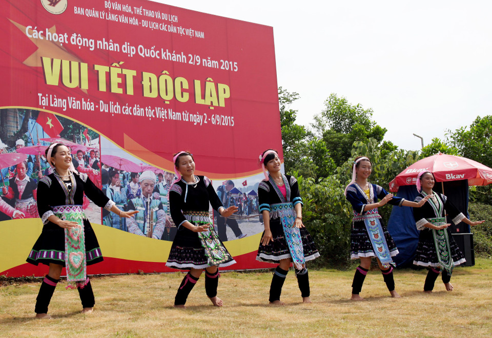 Điệu múa vui xuống chợ của dân tộc Mông. (PV/Vietnam+)