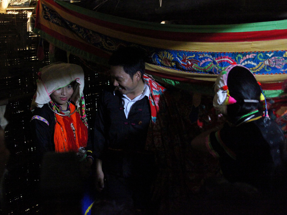 Đêm đầu tiên, đôi vợ chồng trẻ phải ngủ ở gian phía bên trái, chưa được phép vào ngủ trong buồng của mình. (Ảnh: Nhóm PV)