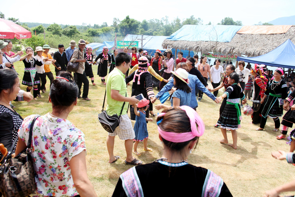 Tất cả cùng nhau nắm tay tạo thành vòng tròn lớn trong vũ điệu cuối cùng, thể hiện tình đoàn kết giữa các dân tộc. (PV/Vietnam+)