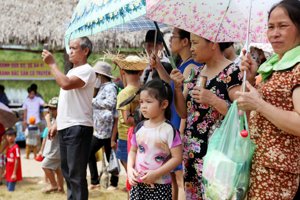 Những điệu múa dân gian khiến em bé này không thể rời mắt. (PV/Vietnam+)